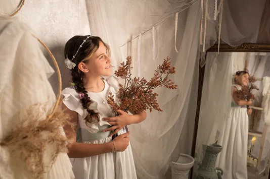 Niña en comunión con peinado y maquillaje profesional a domicilio en Madrid