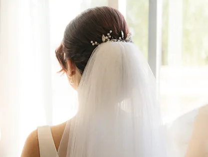 Novia con recogido elegante para boda - peinado profesional a domicilio