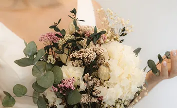 Detalles florales y decoración de boda con maquillaje y peinado nupcial profesional