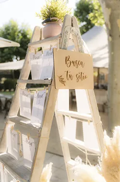 Peinado y maquillaje para evento especial - fotos de novia en escaleras