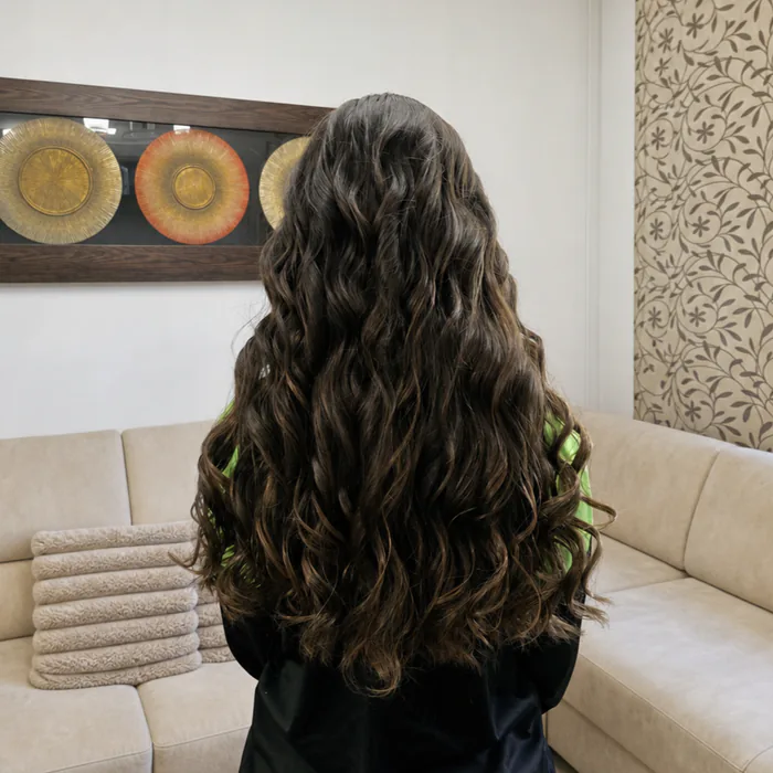 Rizos naturales en cabello largo castaño - peluquería a domicilio en Leganés