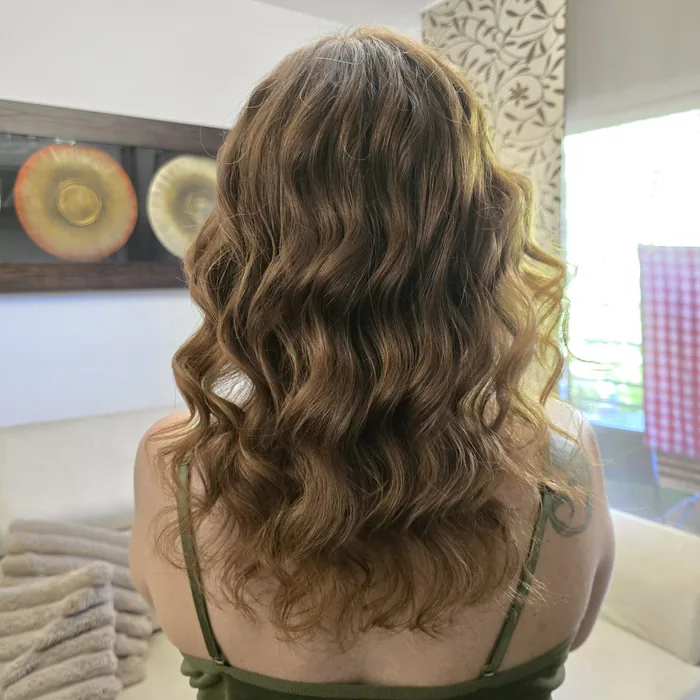 Ondas naturales en cabello castaño, peluquería a domicilio en Madrid
