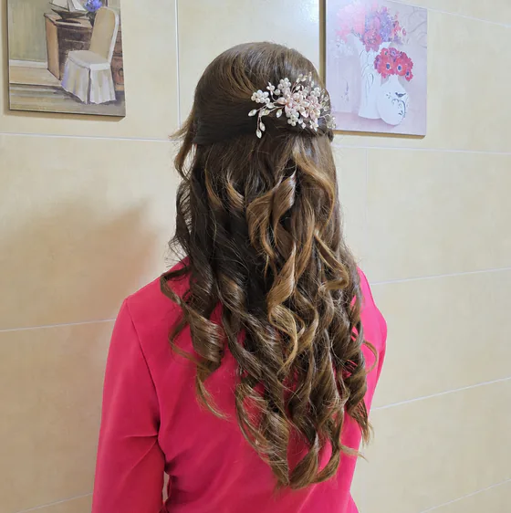 Peinado de novia con recogido y bucles a domicilio en Madrid