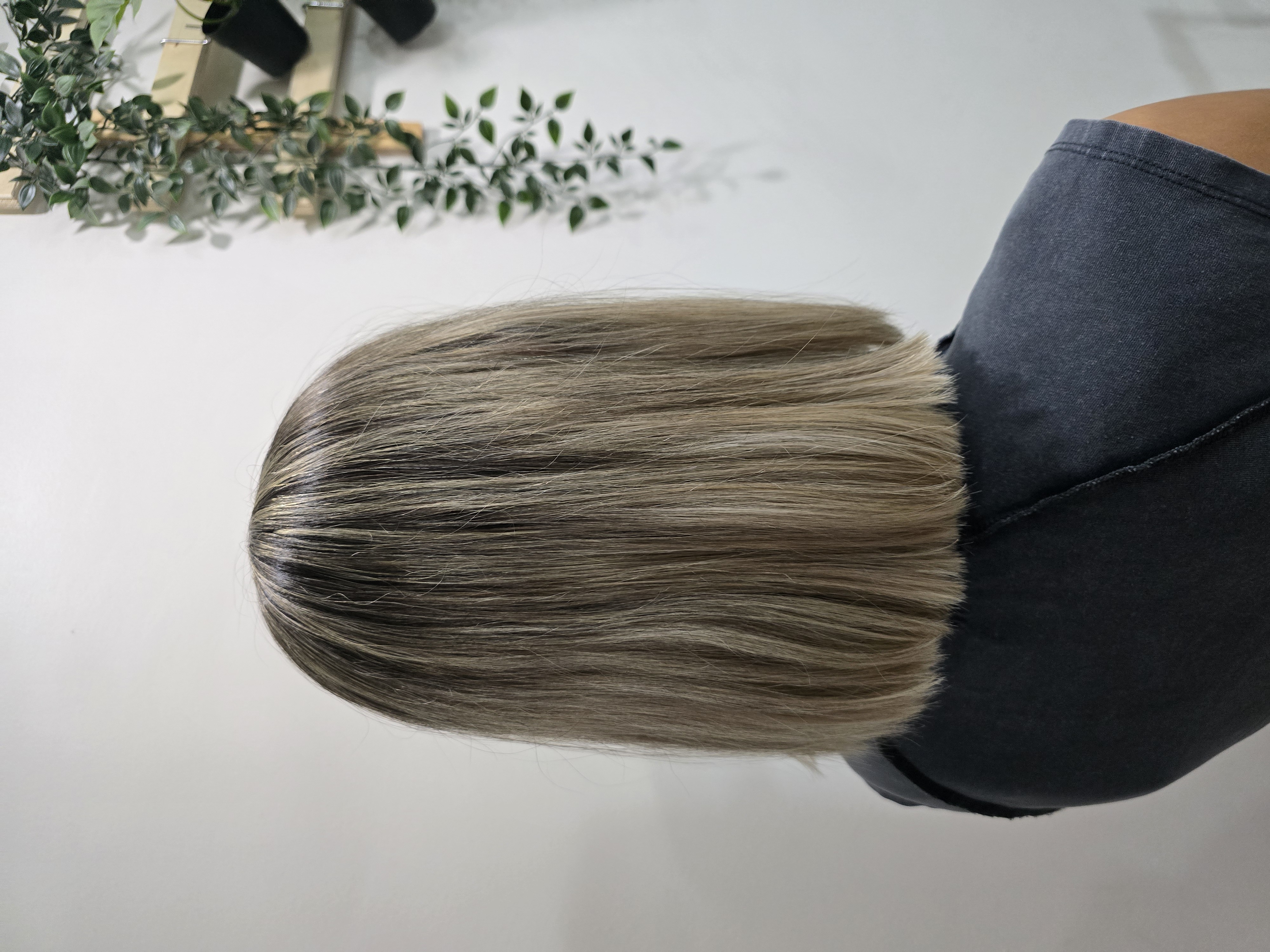 Mujer con una sombrilla en una boda