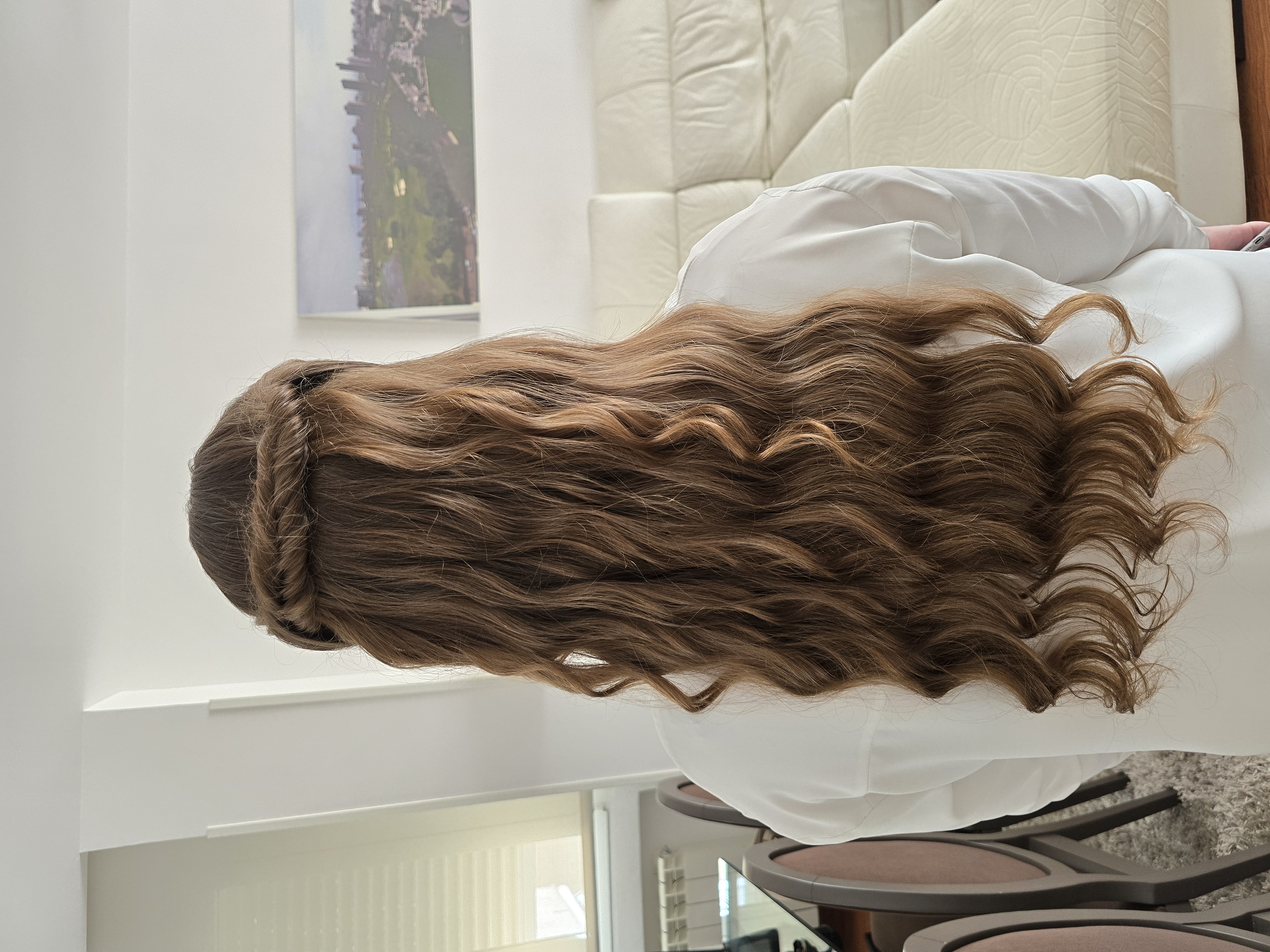 Mujer con una sombrilla en una boda